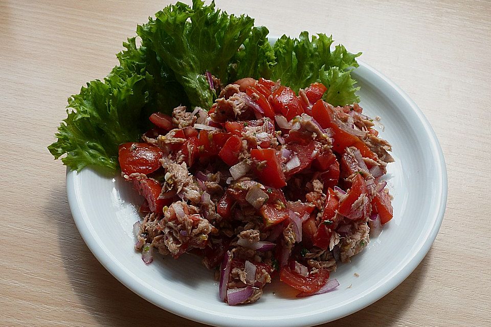 Tomatensalat mit Thunfisch