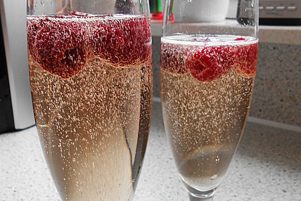 Sekt mit Himbeeren