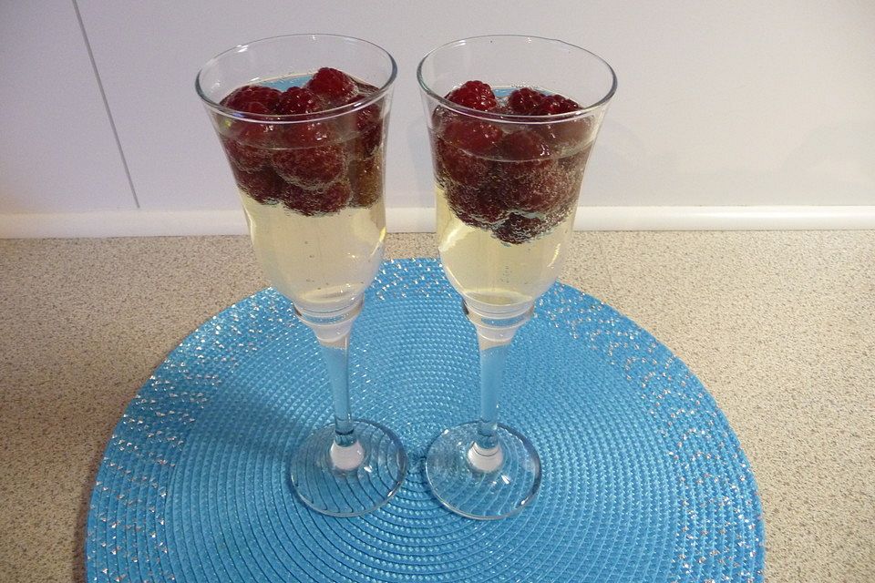 Sekt mit Himbeeren