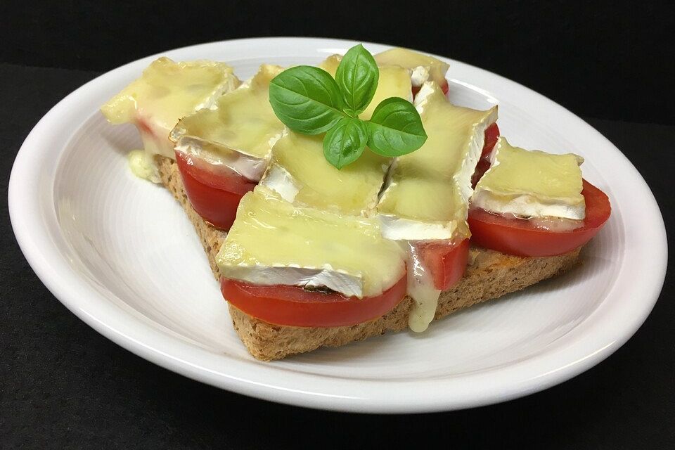 Überbackenes Tomaten-Camembert-Brot