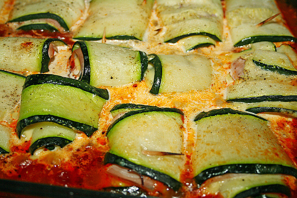 Zucchiniröllchen in Tomatensauce