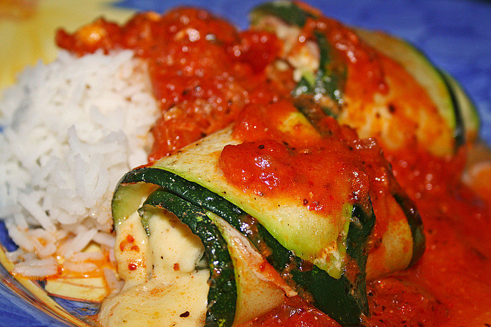 Zucchiniröllchen in Tomatensauce