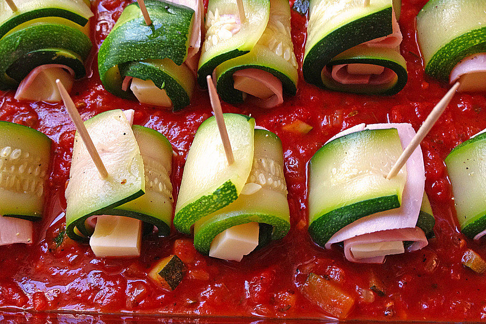 Zucchiniröllchen in Tomatensauce