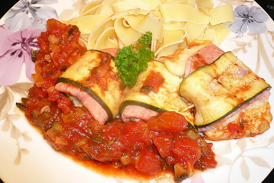 Zucchiniröllchen in Tomatensauce