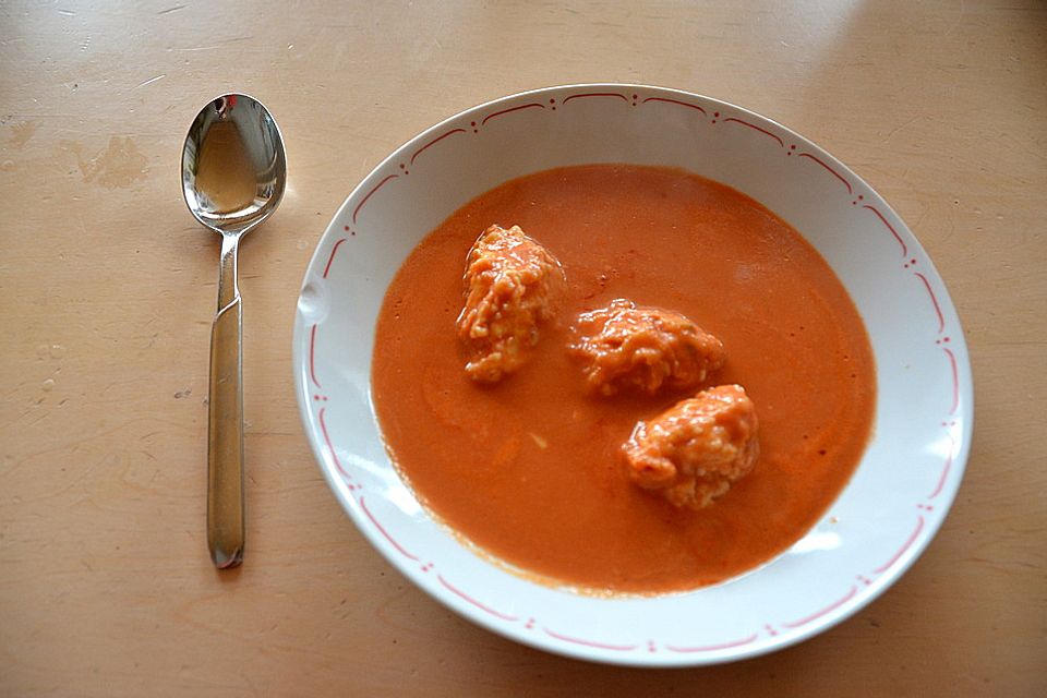 Tomatensuppe mit Klößchen