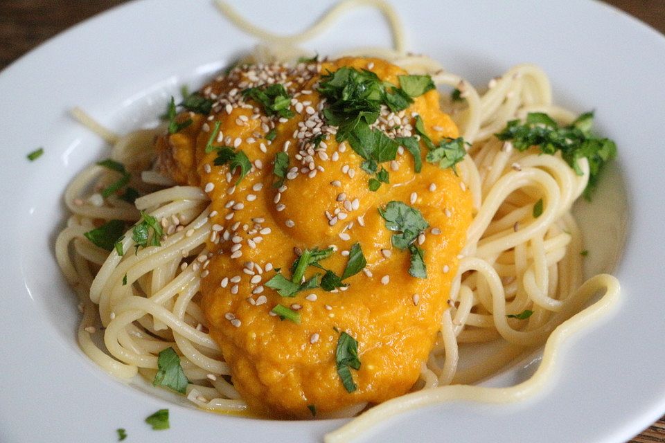 Spaghetti mit cremiger Möhrensoße