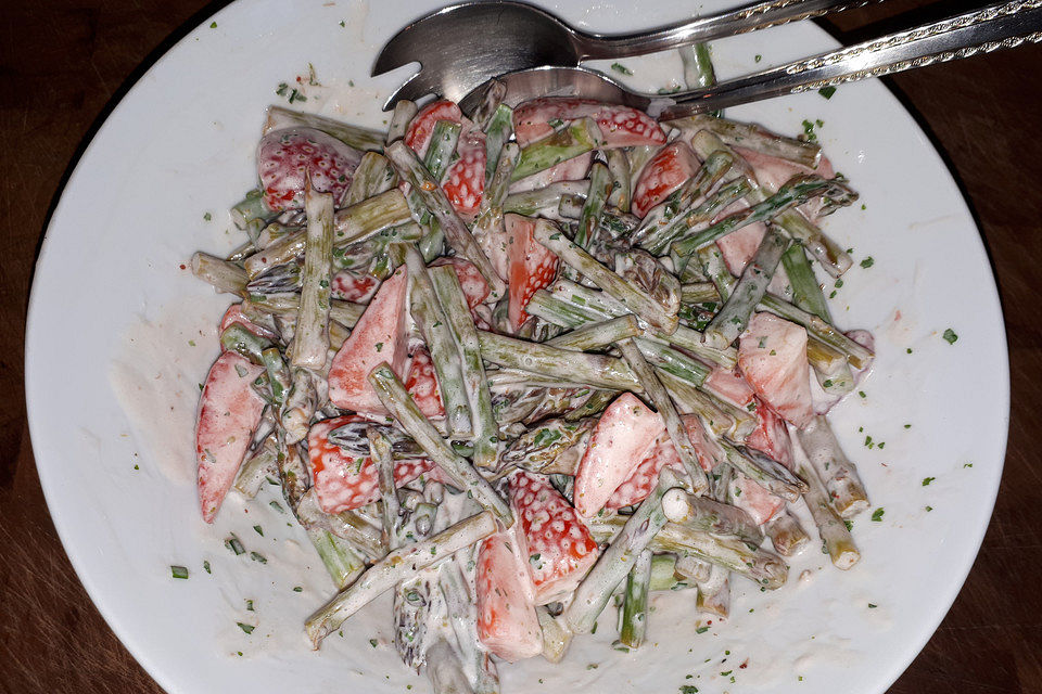 Spargelsalat mit Erdbeeren