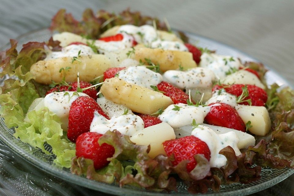 Spargelsalat mit Erdbeeren