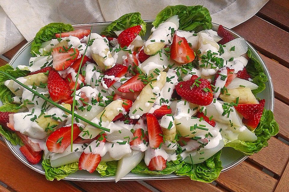 Spargelsalat mit Erdbeeren