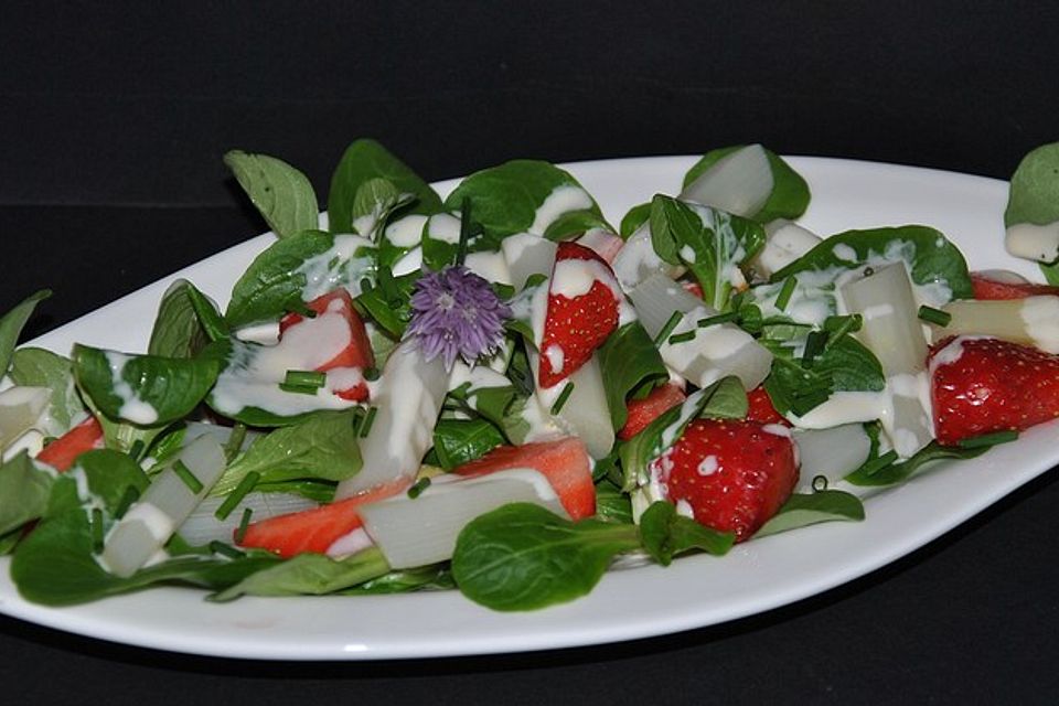 Spargelsalat mit Erdbeeren