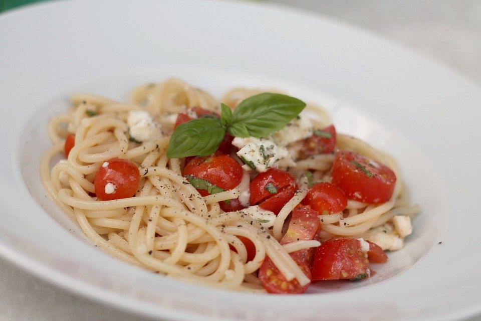 Schnelle Tomaten-Mozzarella-Pasta