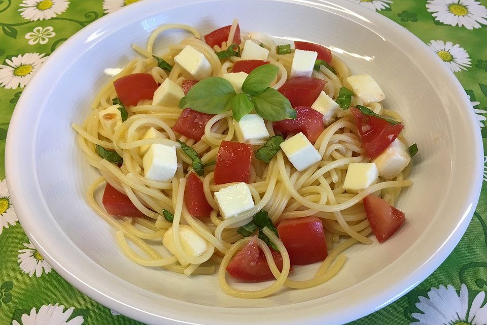 Schnelle Tomaten-Mozzarella-Pasta