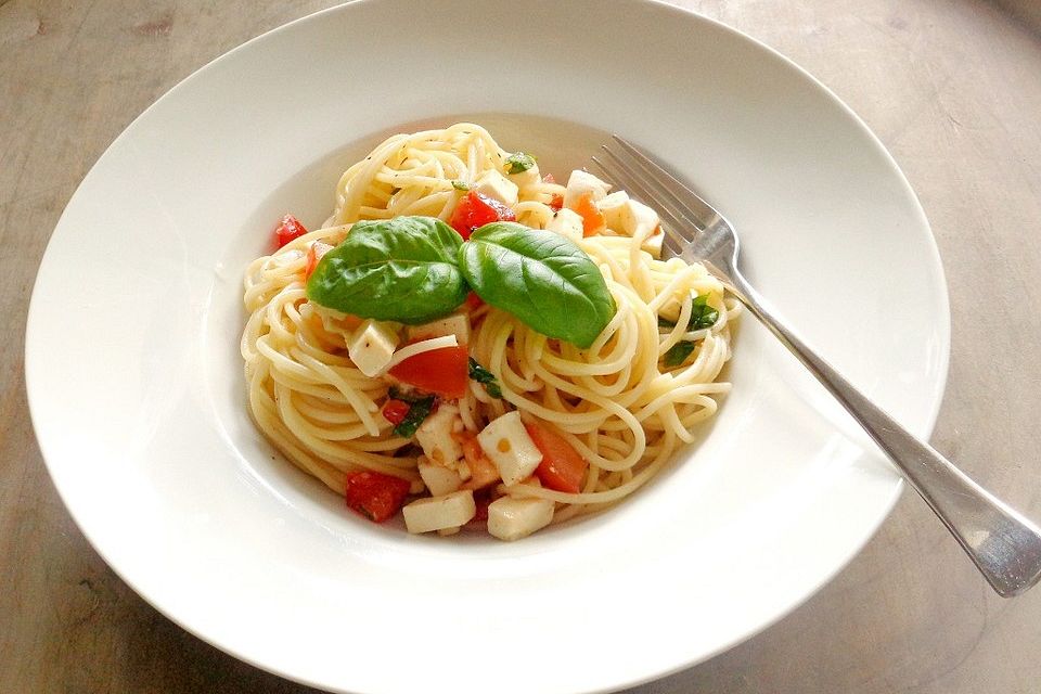 Schnelle Tomaten-Mozzarella-Pasta