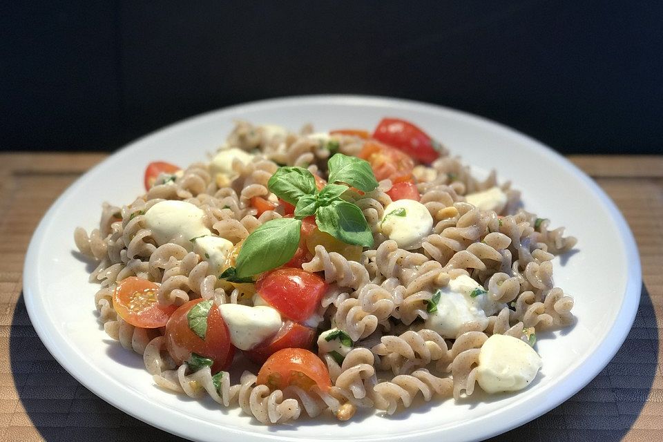 Schnelle Tomaten-Mozzarella-Pasta