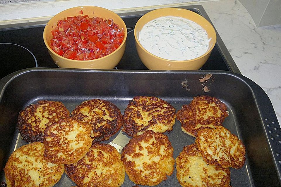 Quarkplinsen mit Tomatensalsa