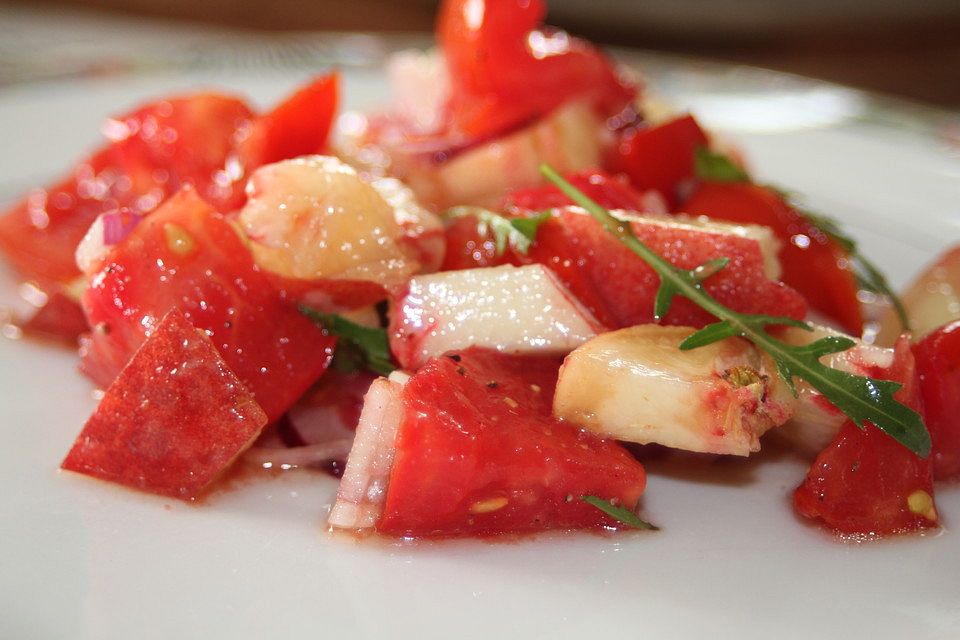 Tomaten-Pfirsich Salat