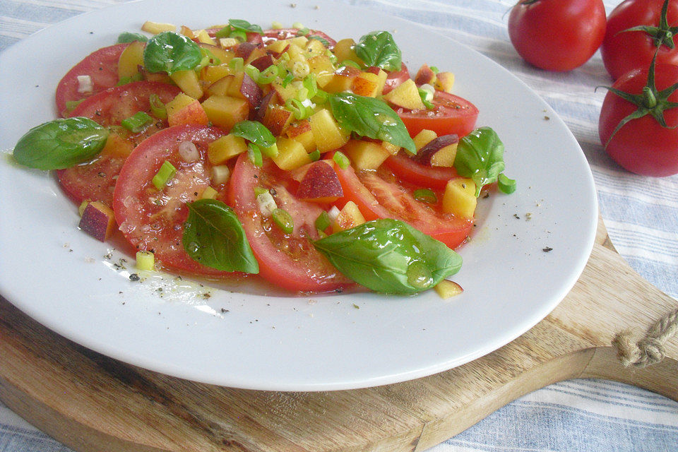 Tomaten-Pfirsich Salat