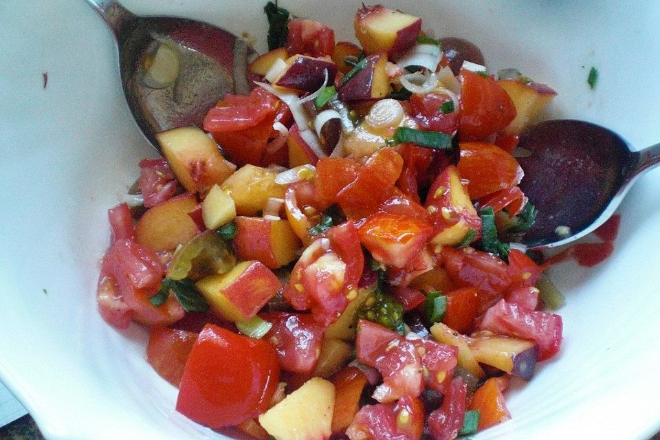 Tomaten-Pfirsich Salat