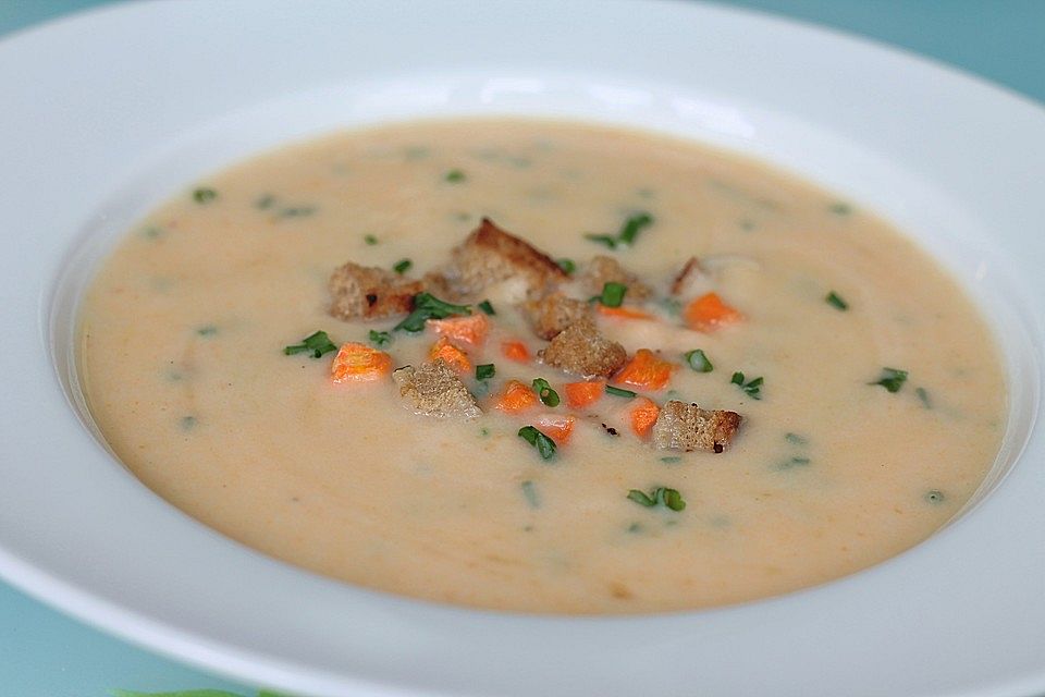 Blumenkohlsuppe mit Croûtons