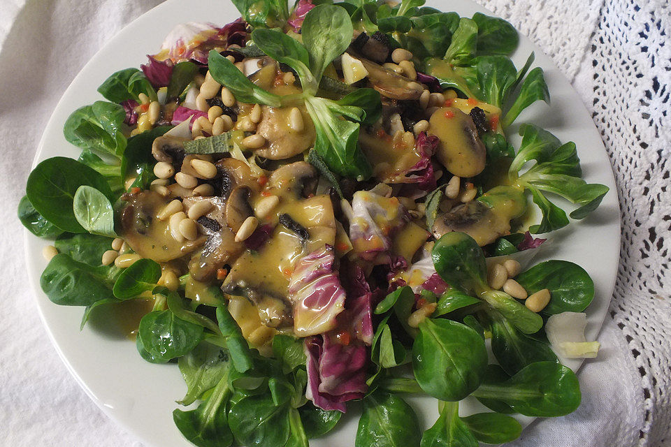 Blattsalat mit gegrillten Champignons