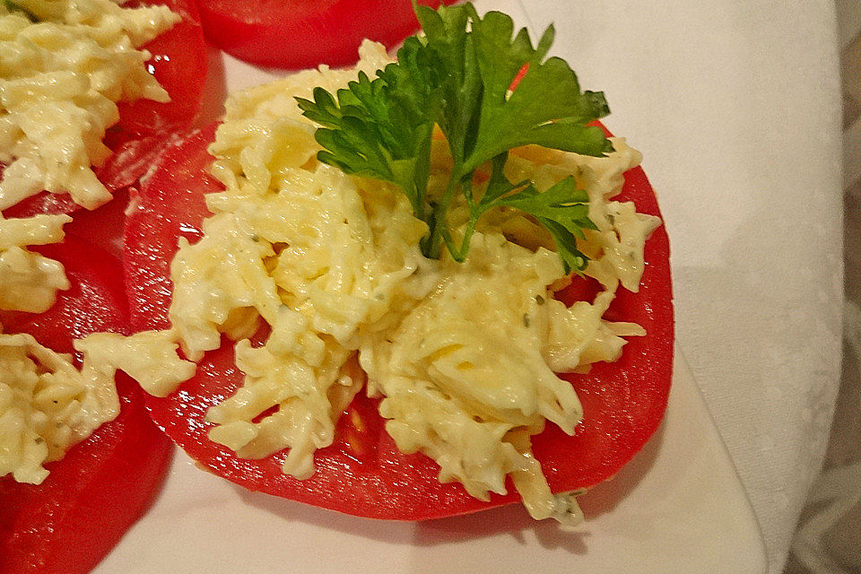 Knoblauch-Käse auf Tomaten