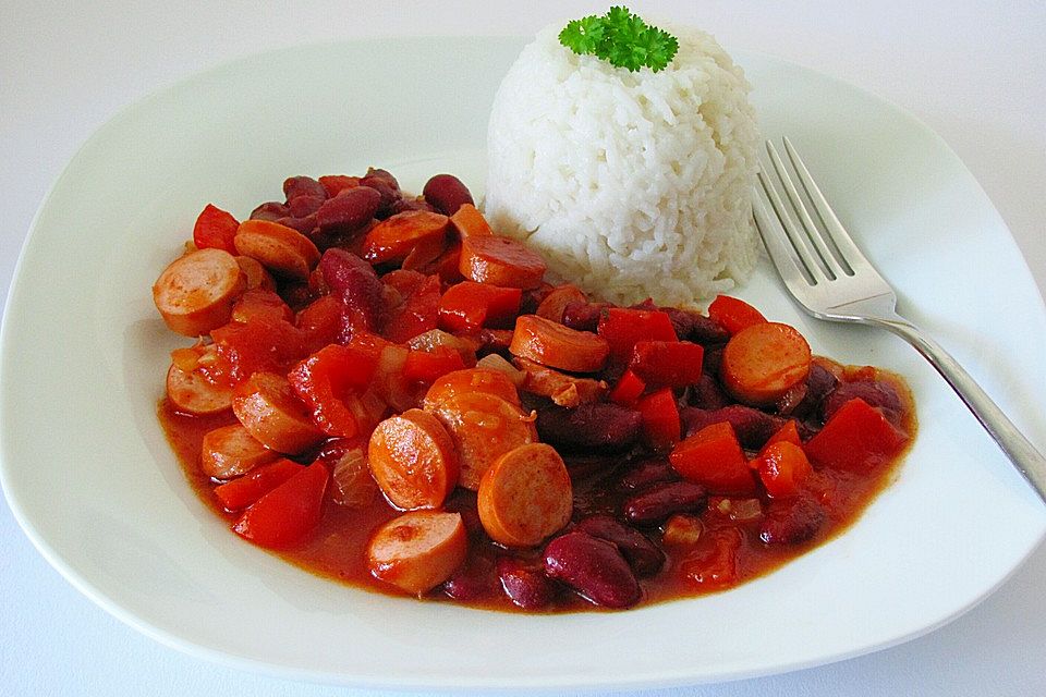 Würstchen-Chili mit Nudeln