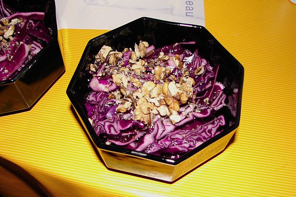 Rotkohlsalat mit Walnüssen