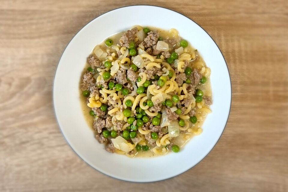 Nudeln mit Hackfleisch-Erbsensahnesoße