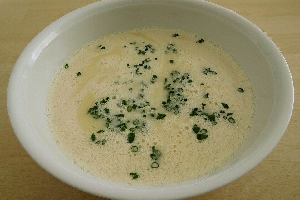 Rieslingsuppe mit Wurstbrätklößchen