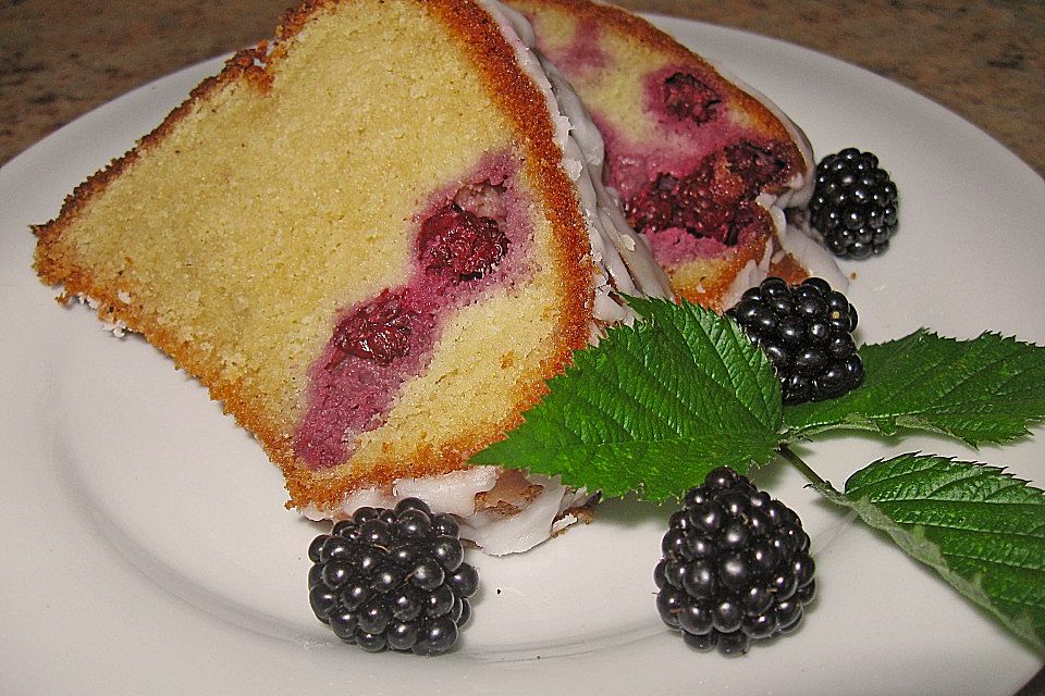 Zitronenkuchen mit Brombeeren