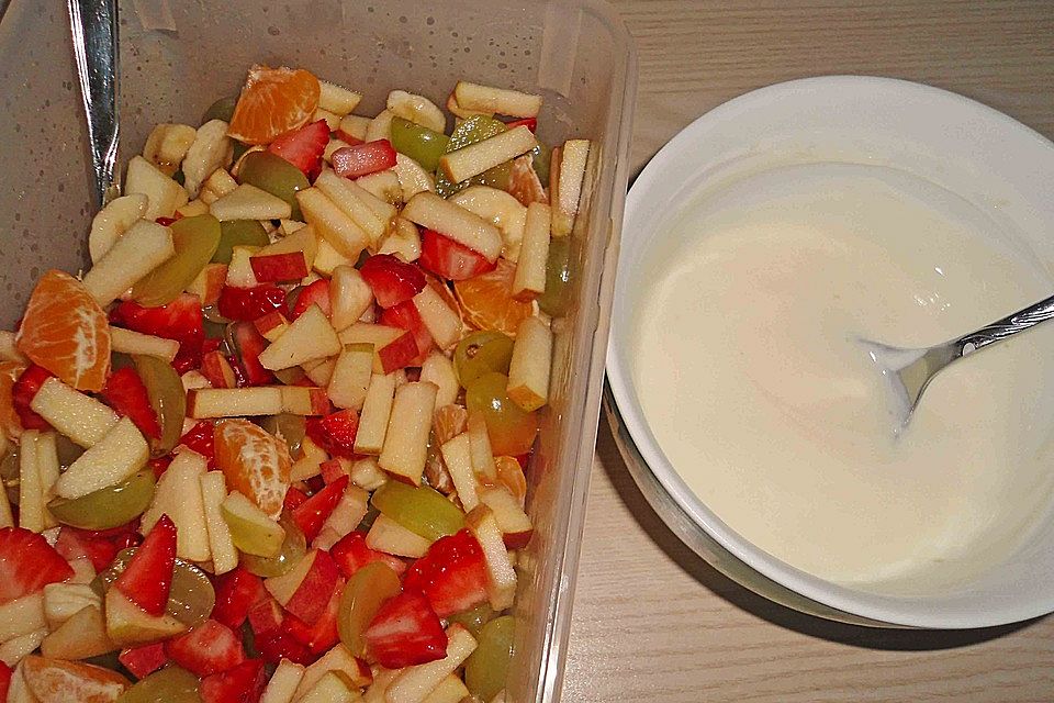 Obstsalat mit Joghurt - Honigsauce