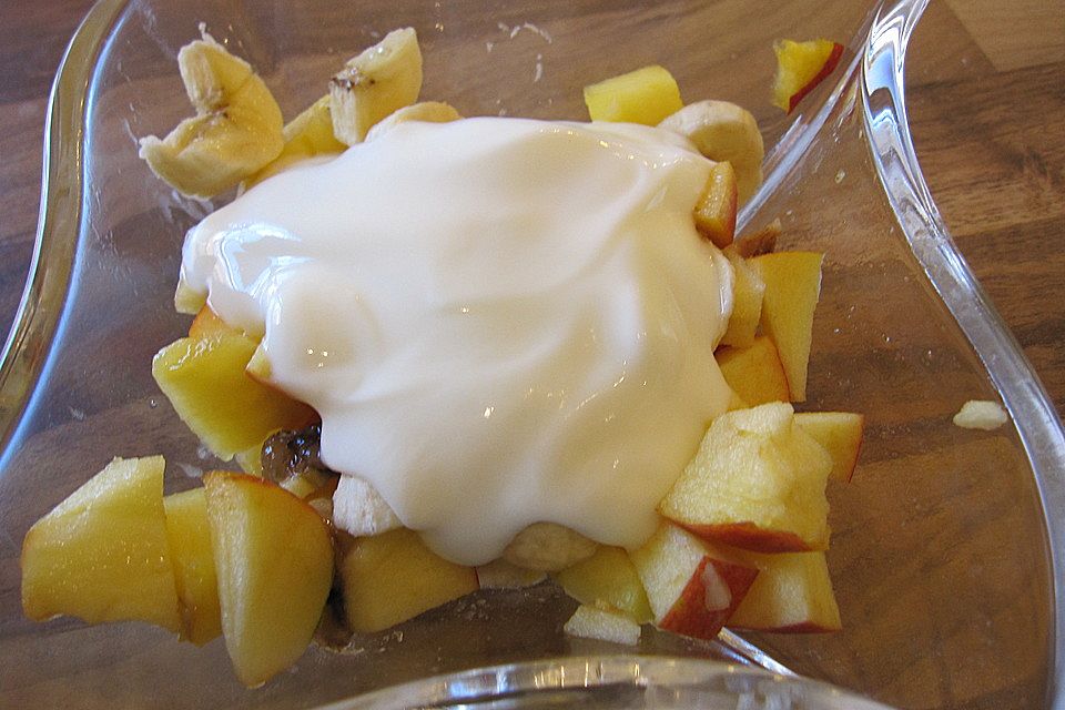 Obstsalat mit Joghurt - Honigsauce