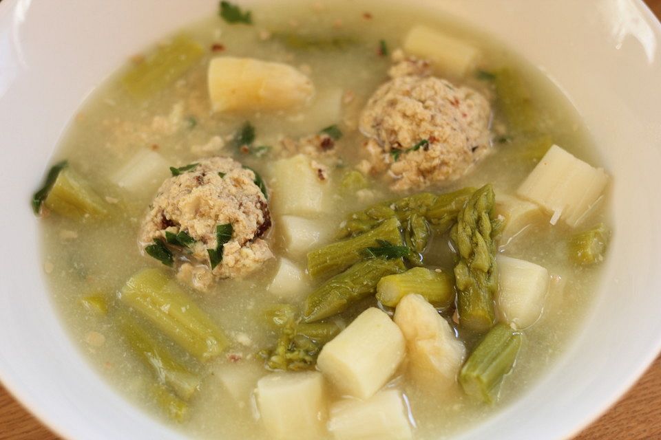 Spargelsuppe mit Tofubällchen