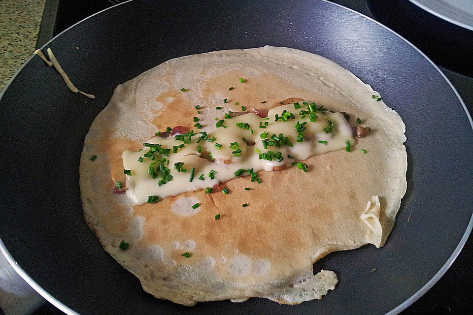 Schnittlauch-Pfannkuchen mit Champignonfüllung