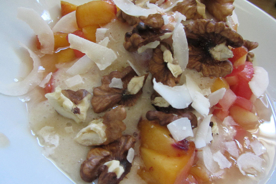 Bunter Obstsalat mit Bananensauce