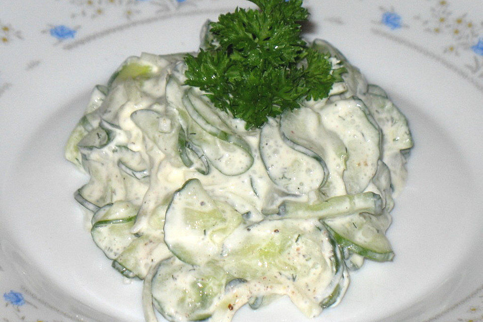 Sommerlicher Gurkensalat