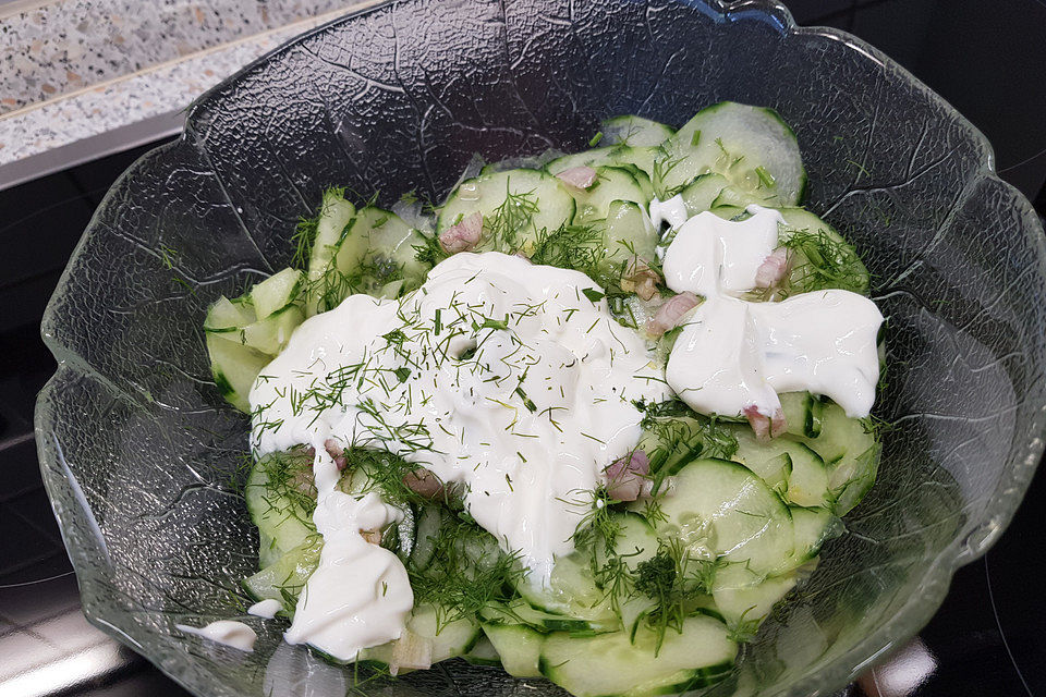 Sommerlicher Gurkensalat