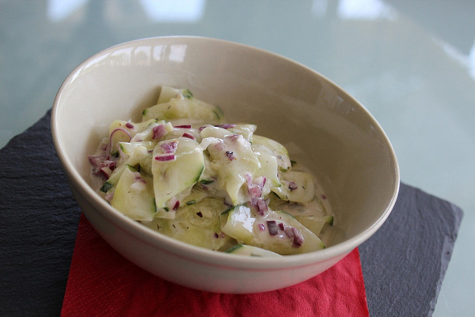 Sommerlicher Gurkensalat