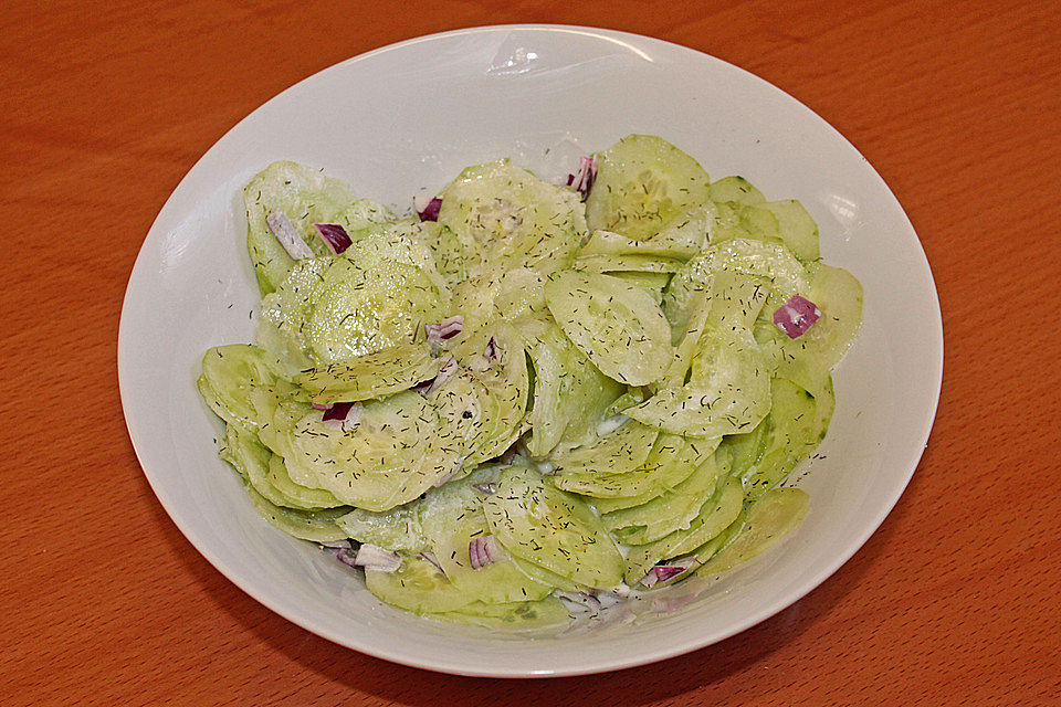 Sommerlicher Gurkensalat