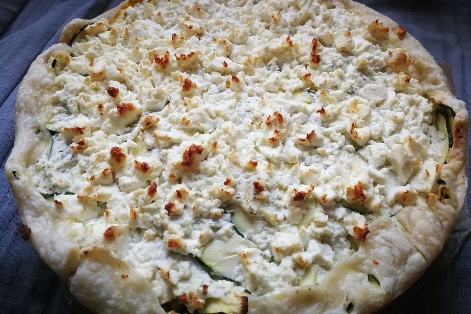 Zucchini-Blätterteigkuchen mit Käse