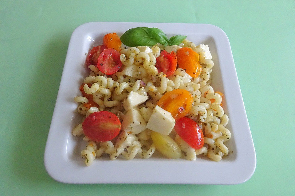 Nudeln mit Tomaten-Mozzarella