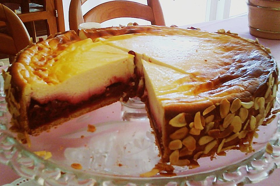 Kirschkäsetorte mit Mandelrand