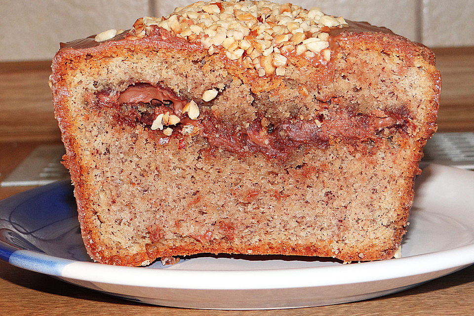 Haselnusskuchen mit raffiniertem Inhalt