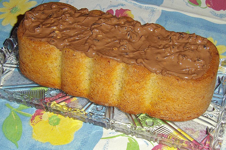 Haselnusskuchen mit raffiniertem Inhalt