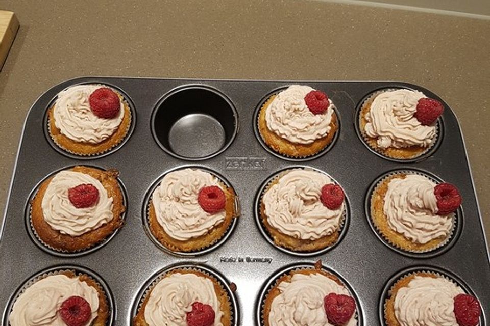 White Chocolate-Raspberry-Cupcakes