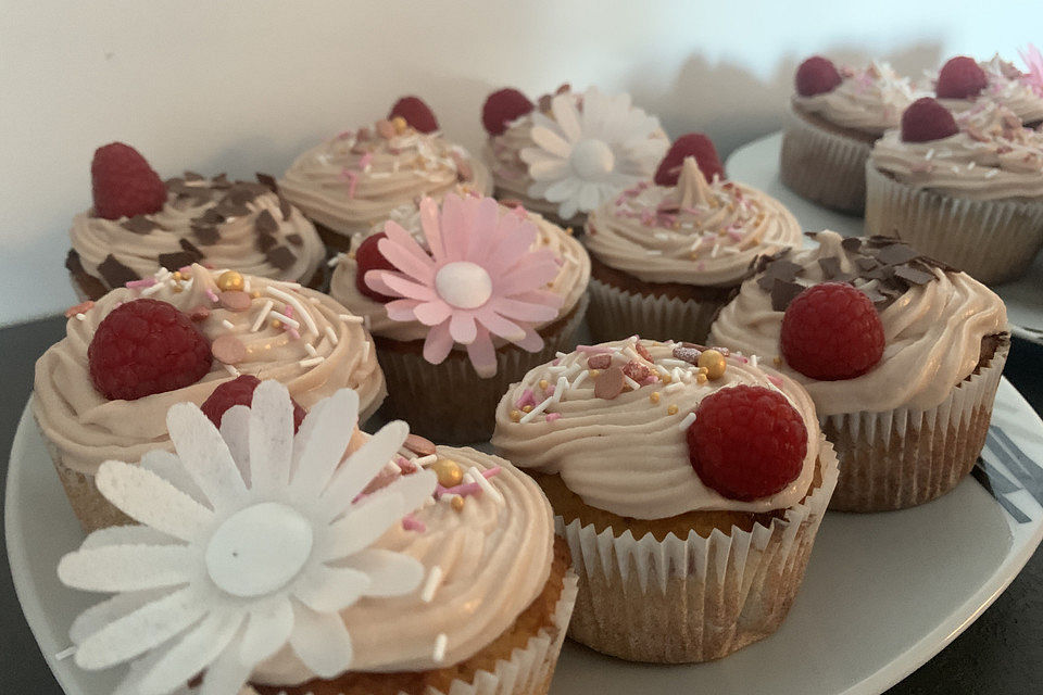 White Chocolate-Raspberry-Cupcakes