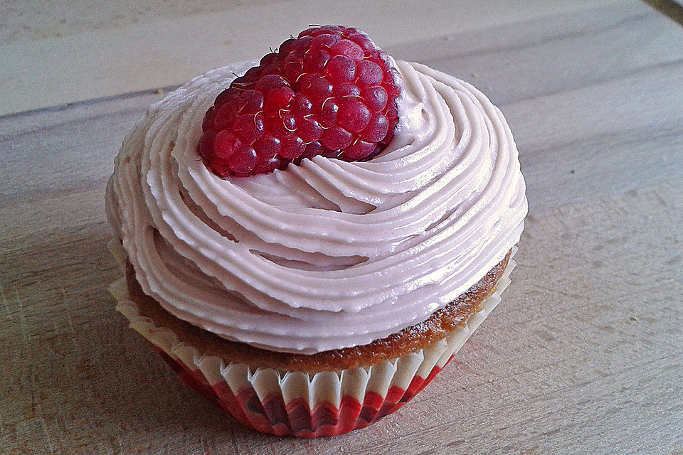 White Chocolate-Raspberry-Cupcakes