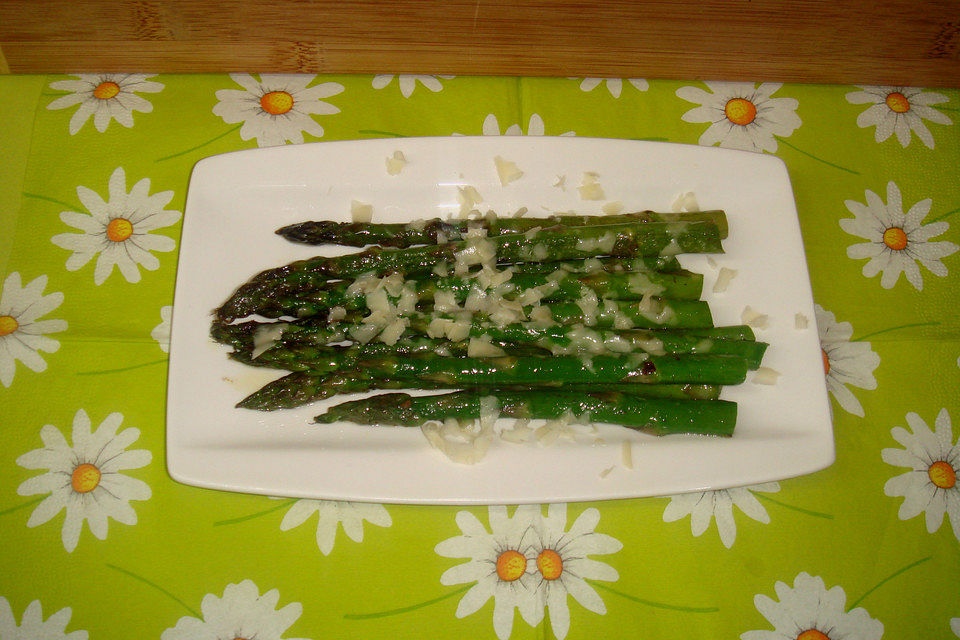 Grüner Spargel gebraten