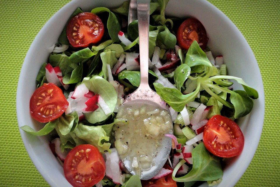 Salatdressing mit Holunderblütengelee