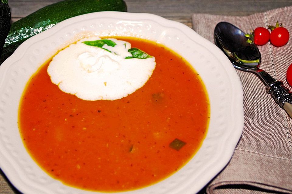 Leichte Zucchini-Tomaten Suppe